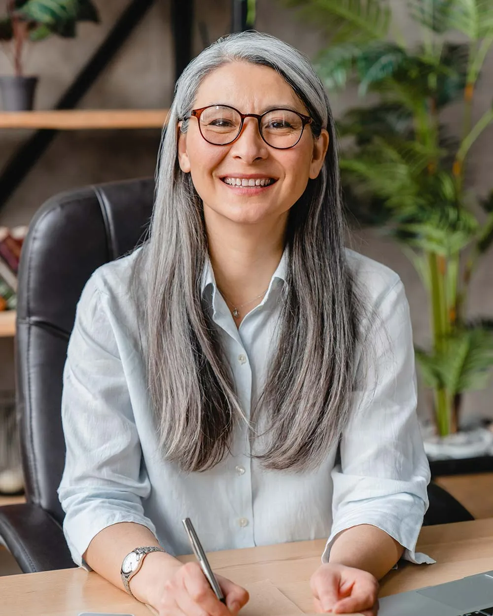 imageye___-_imgi_17_vertical-shot-of-a-successful-middle-aged-woman-at-D86XSZB