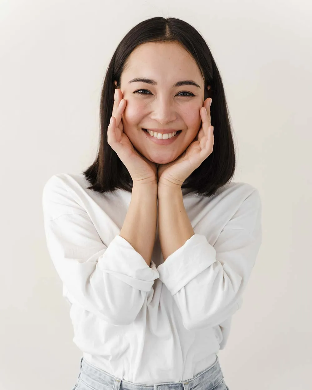 imageye___-_imgi_19_surprised-excited-woman-on-a-green-background-che-YGU2LQZ